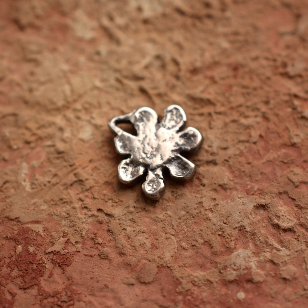 Сребърен медальон 925 цвете – талисман за хармония, скулптурни бижута, бохо стил, ръчна изработка, подходящ подарък за майка, дъщеря или приятелка Арт Дива
