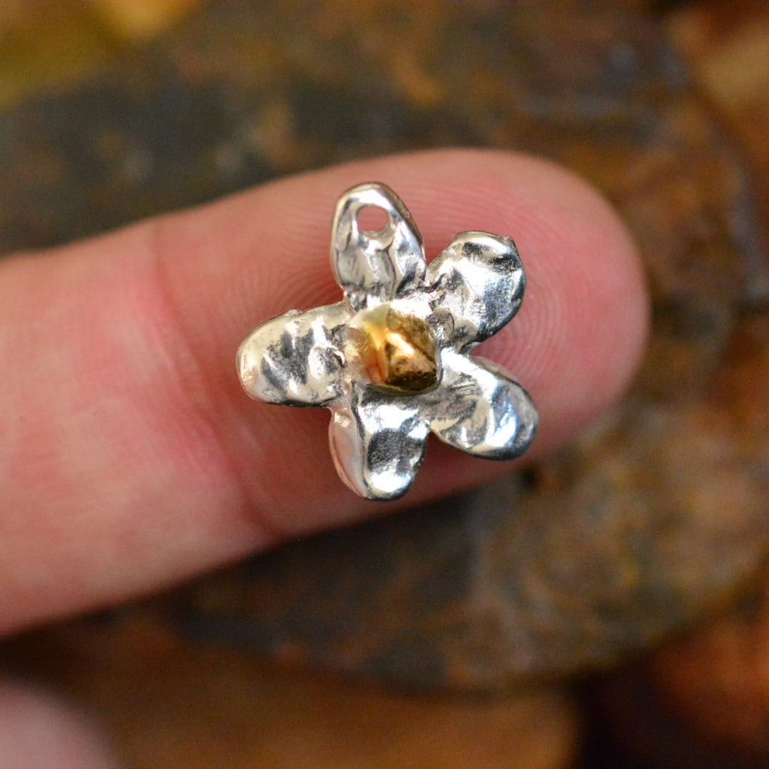 Сребърен медальон 925 цвете със златен център – талисман за нежност и хармония, ръчна изработка в бохо и рустик стил | Арт Дива