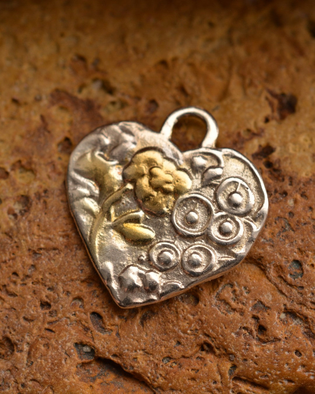 Ръчно изработен сребърен медальон 925 „Цветно сърце“ със златни акценти | Талисман на нежността и хармонията | Амулет за любов | Бохо – Рустик – Скулптурни бижута | Арт Дива
