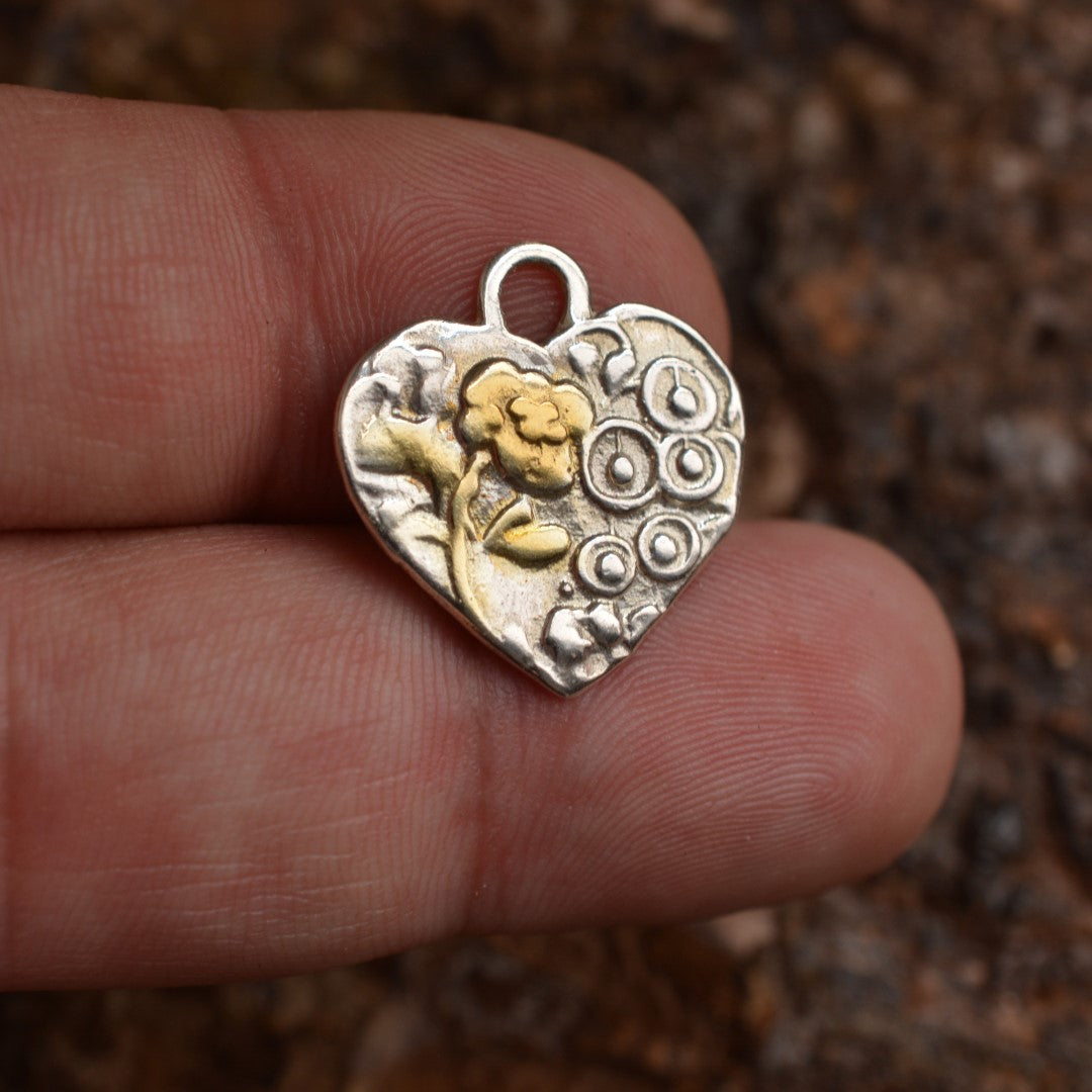 Ръчно изработен сребърен медальон 925 „Цветно сърце“ със златни акценти | Талисман на нежността и хармонията | Амулет за любов | Бохо – Рустик – Скулптурни бижута | Арт Дива