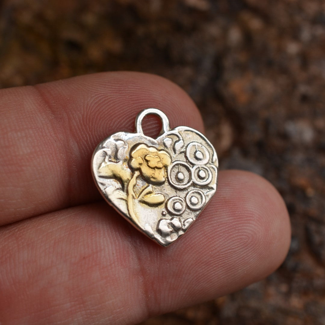 Ръчно изработен сребърен медальон 925 „Цветно сърце“ със златни акценти | Талисман на нежността и хармонията | Амулет за любов | Бохо – Рустик – Скулптурни бижута | Арт Дива