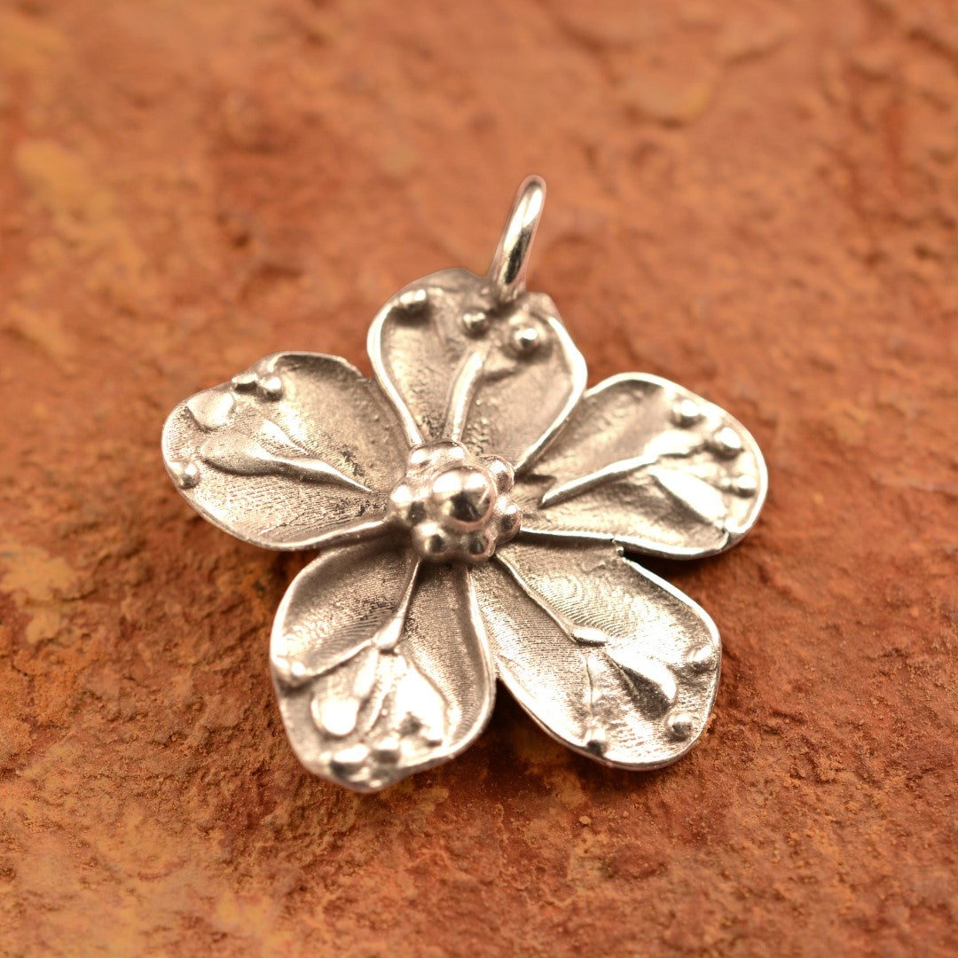 Сребърен медальон 925 „Цвят на вишна“ – ръчно изработен талисман за любов, ново начало и хармония, бохо-рустик скулптурно бижу от Арт Дива, заснето върху глинен фон.