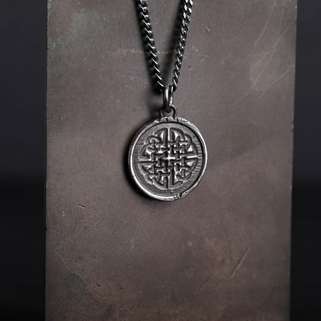 Мъжки сребърен медальон 925 „Dara“ с келтски възел – символ на сила, мъдрост и устойчивост, ръчно изработено бохо-рустик скулптурно бижу от Арт Дива, заснето на тъмен индустриален фон.