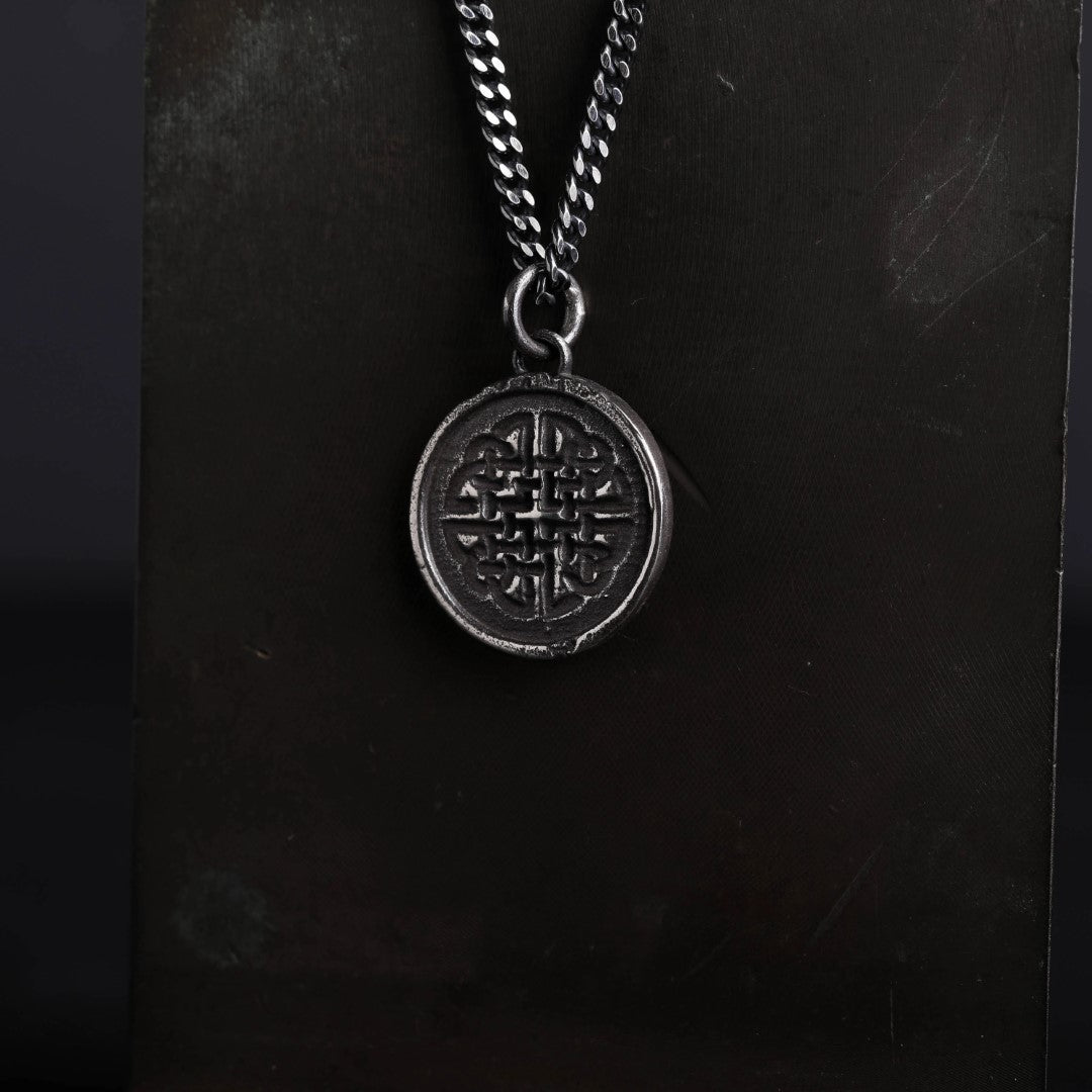 Мъжко колие Dara с висулка Келтски възел | Сребърен медальон 925 ръчна изработка | Символ на сила и мъдрост | Ръчно изработено скулптурно бижу от Арт Дива
