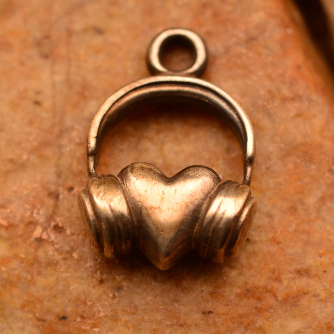 Сребърен медальон 925 „DJ Сърце“ – ръчно изработено бохо-рустик бижу със сърце и слушалки, символ на любов към музиката и артистичния дух, от Арт Дива.