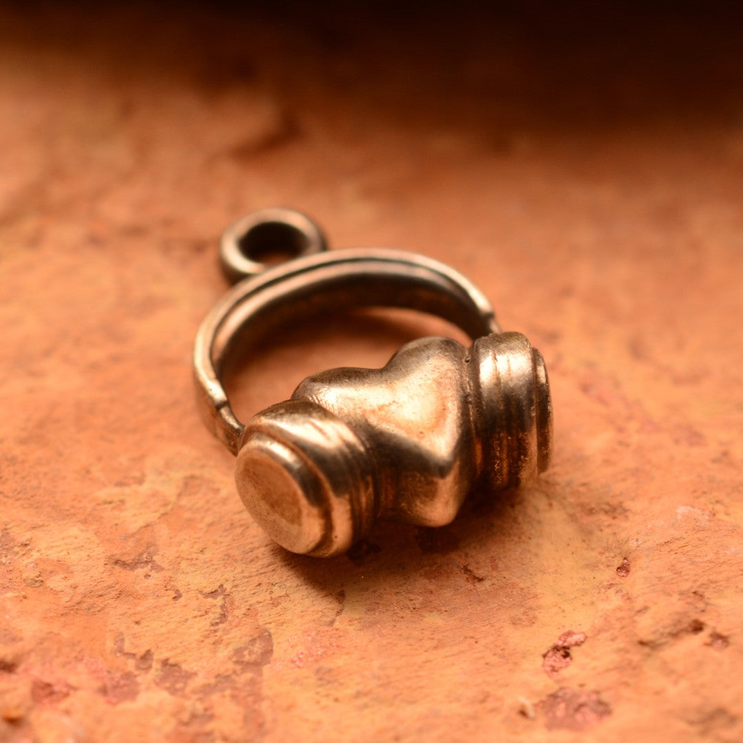 Сребърен медальон 925 „DJ Сърце“ – символ на любов към музиката | Слушалки върху сърце | Оксидирано бохо – рустик бижу | Арт Дива