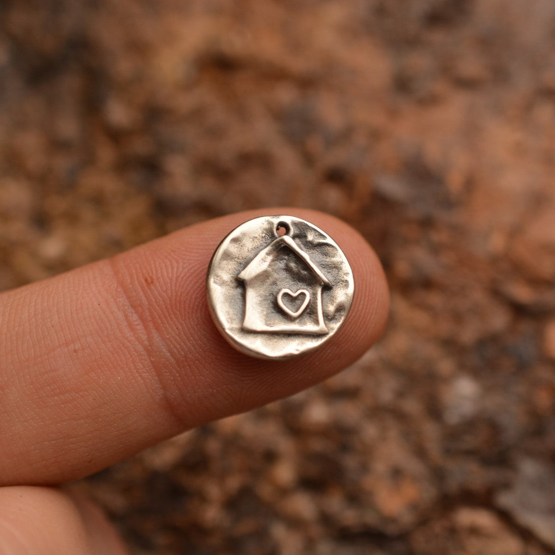 Сребърен медальон „Домът е всичко“ – къща със сърце, ръчно изработена висулка от Art Diva, символ на семейния уют и обич