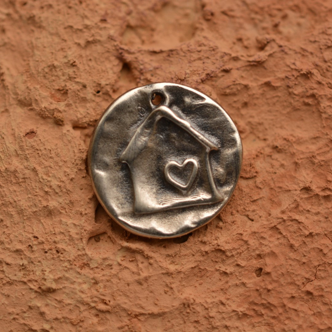 Сребърен медальон „Домът е всичко“ – къща със сърце, ръчно изработена висулка от Art Diva, символ на семейния уют и обич