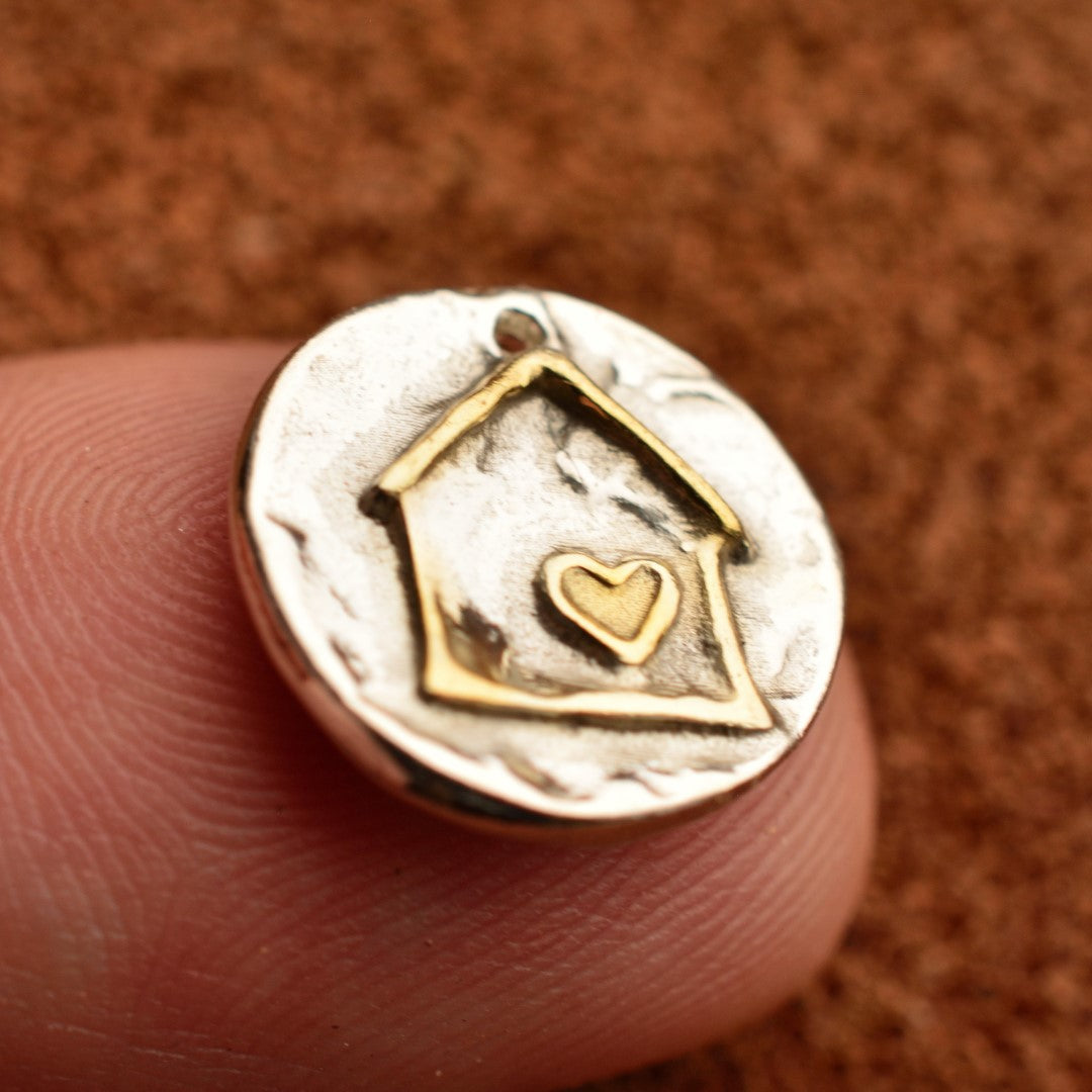 Сребърен медальон 925 „Домът е всичко“ със златни акценти | Символ на любов и семейство | Ръчно изработено бохо-рустик бижу от ArtDiva