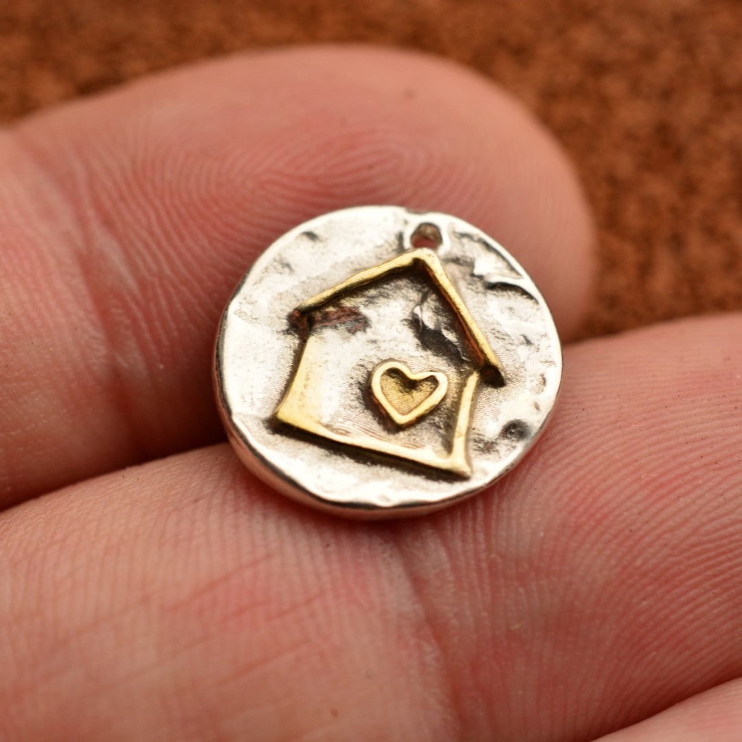 Сребърен медальон 925 „Домът е всичко“ със златни акценти | Символ на любов и семейство | Ръчно изработено бохо-рустик бижу от ArtDiva