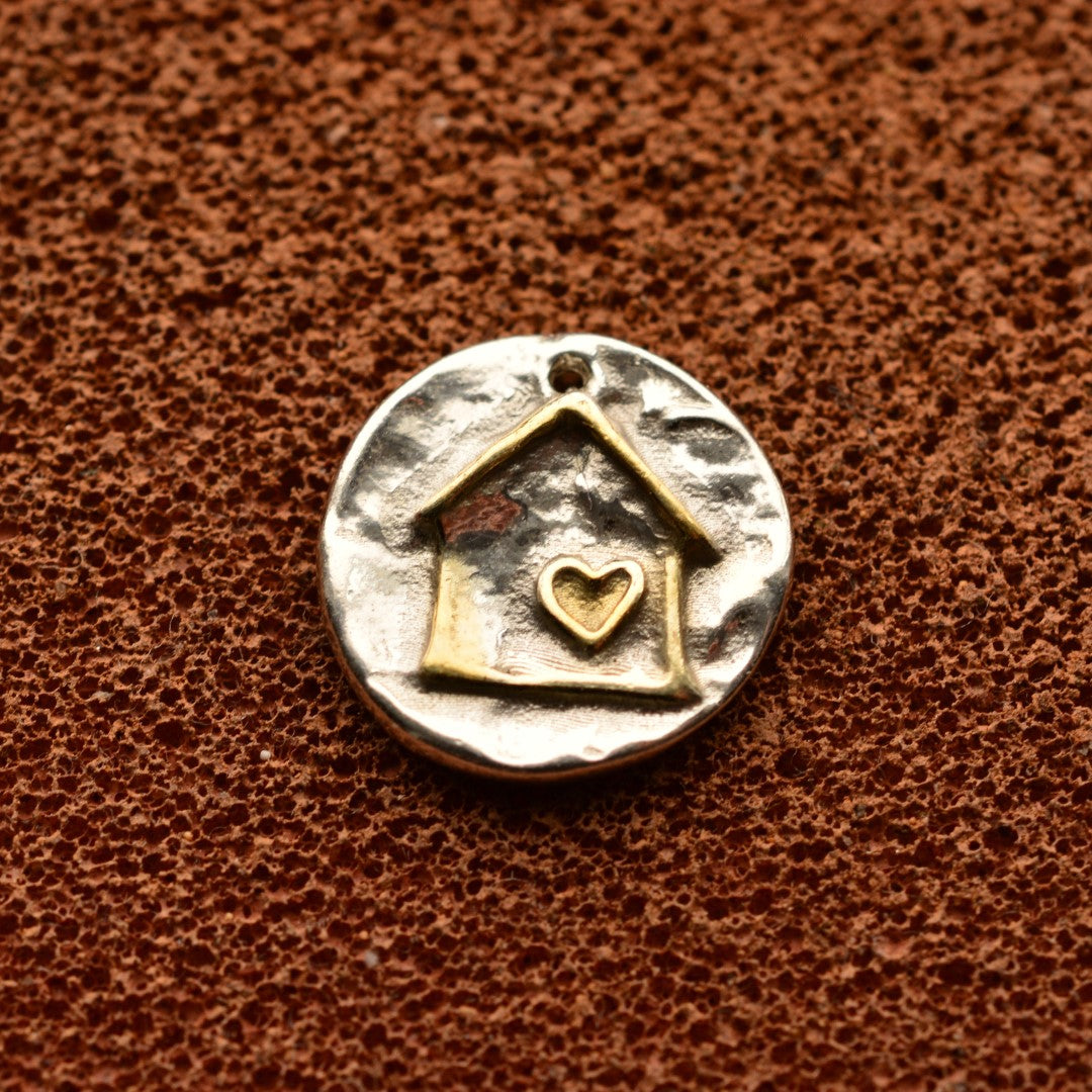 Сребърен медальон 925 „Домът е всичко“ със златни акценти | Символ на любов и семейство | Ръчно изработено бохо-рустик бижу от ArtDiva
