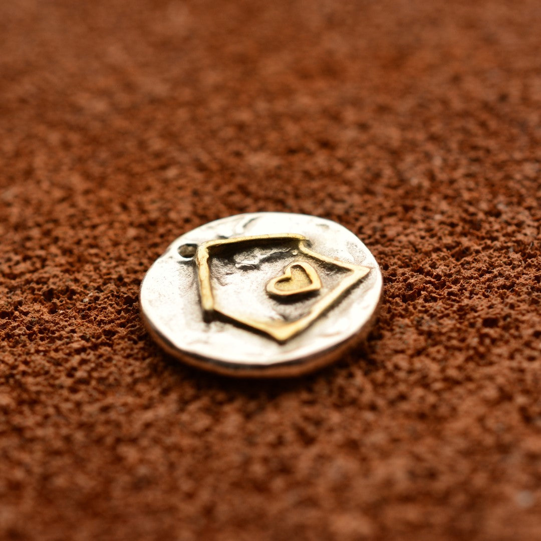 Сребърен медальон 925 „Домът е всичко“ със златни акценти | Символ на любов и семейство | Ръчно изработено бохо-рустик бижу от ArtDiva