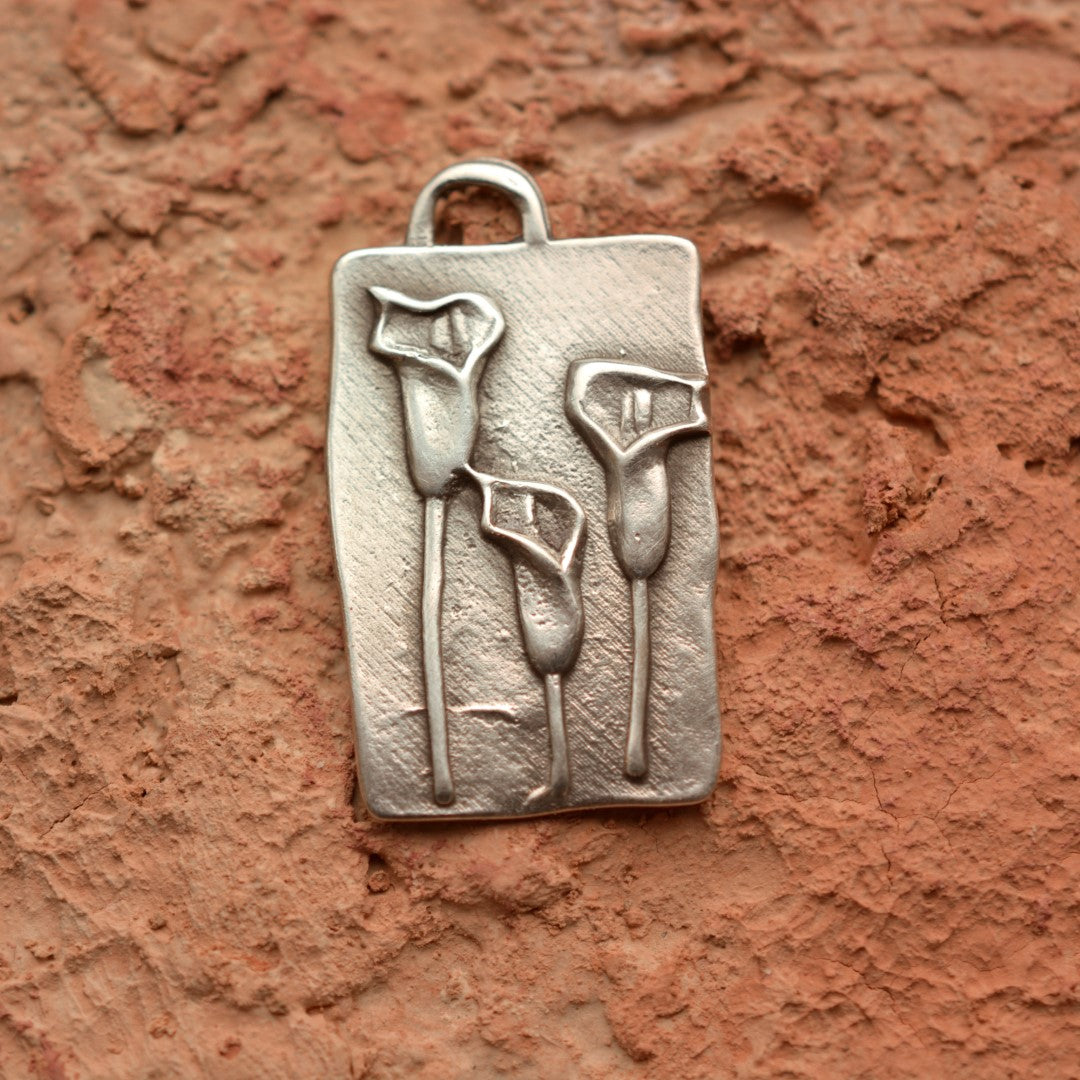 Сребърен медальон 925 „Кали“ – символ на женственост, красота и хармония | Талисман за приятелство и свързаност | Арт Дива