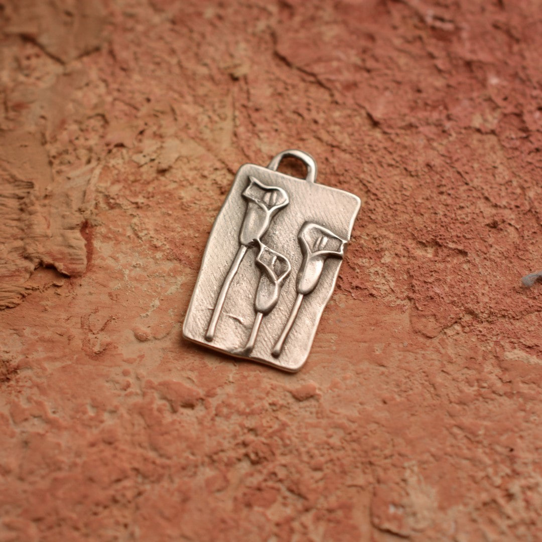 Сребърен медальон 925 „Кали“ – символ на женственост, красота и хармония | Талисман за приятелство и свързаност | Арт Дива