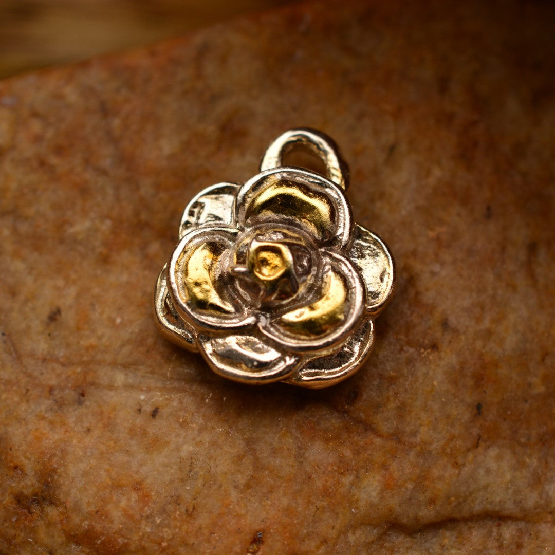 Ръчно изработен сребърен медальон 925 „Камелия“ със златни акценти | Талисман за женственост и вътрешна сила | Амулет на красотата | Бохо – Рустик – Скулптурни бижута | Арт Дива