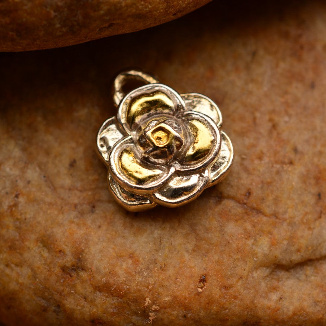 Ръчно изработен сребърен медальон 925 „Камелия“ със златни акценти | Талисман за женственост и вътрешна сила | Амулет на красотата | Бохо – Рустик – Скулптурни бижута | Арт Дива