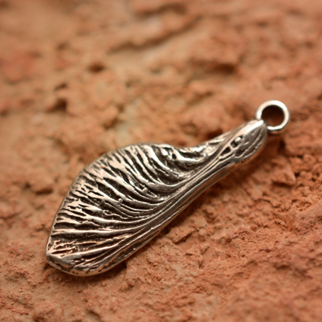 Сребърен медальон 925 „Кленово семе“ – ръчно изработен талисман за нов живот и плодородие, скулптурно бохо-рустик бижу от ArtDiva.