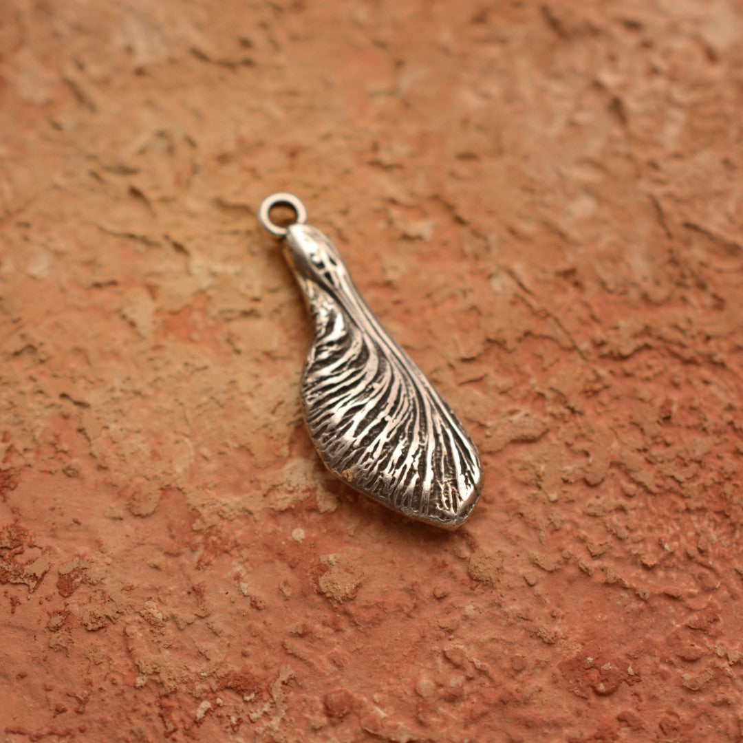 Сребърен медальон 925 „Кленово семе“ | Ръчна изработка | Талисман против бездетие и за нов живот | Арт Дива