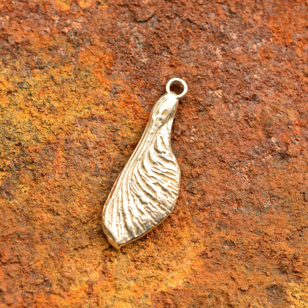 Сребърен медальон 925 „Кленово семе“ | Талисман на новото начало и плодородието | Ръчно изработено бижу от ArtDiva | Бохо – Рустик – Скулптурно бижу
