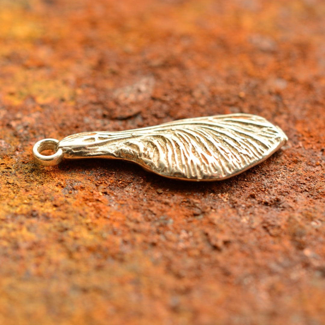Сребърен медальон 925 „Кленово семе“ | Талисман на новото начало и плодородието | Ръчно изработено бижу от ArtDiva | Бохо – Рустик – Скулптурно бижу
