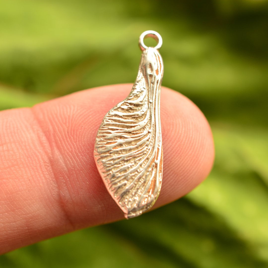 Сребърен медальон 925 „Кленово семе“ – ръчно изработен талисман на новото начало и плодородието, бохо-рустик скулптурно бижу от ArtDiva.