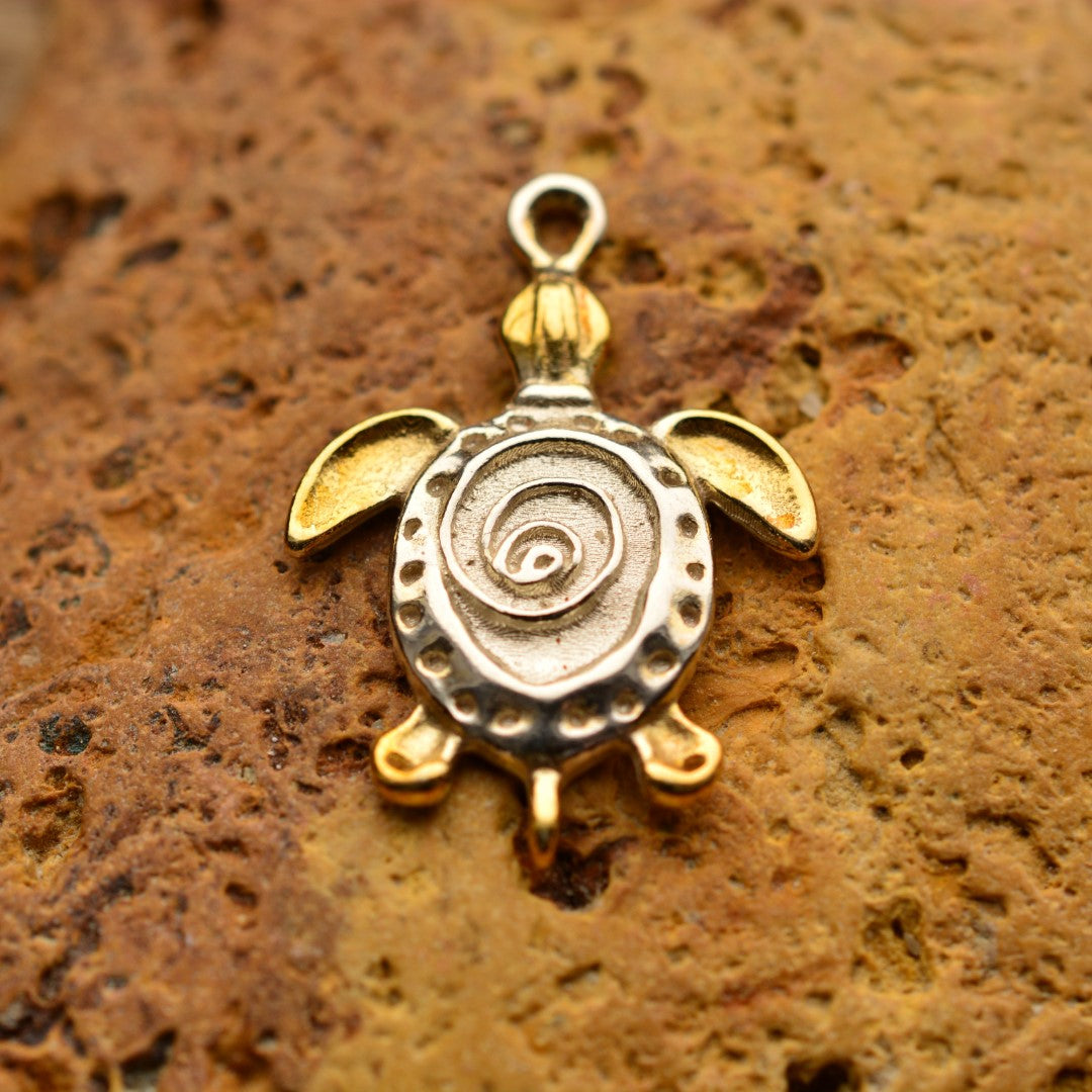 Сребърен медальон 925 „Костенурка“ със златни акценти – ръчно изработен талисман на спокойствието, устойчивостта и дълголетието, бохо-рустик скулптурно бижу от Арт Дива, заснето върху естествен каменен фон.