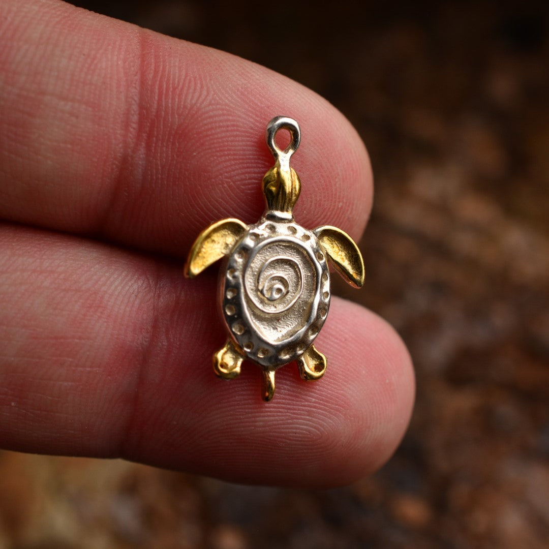 Ръчно изработен сребърен медальон 925 „Костенурка“ със златни акценти | Талисман на спокойствието, устойчивостта и дълголетието | Амулет на вътрешния баланс и мъдростта на природата | Бохо – Рустик – Скулптурни бижута | Арт Дива