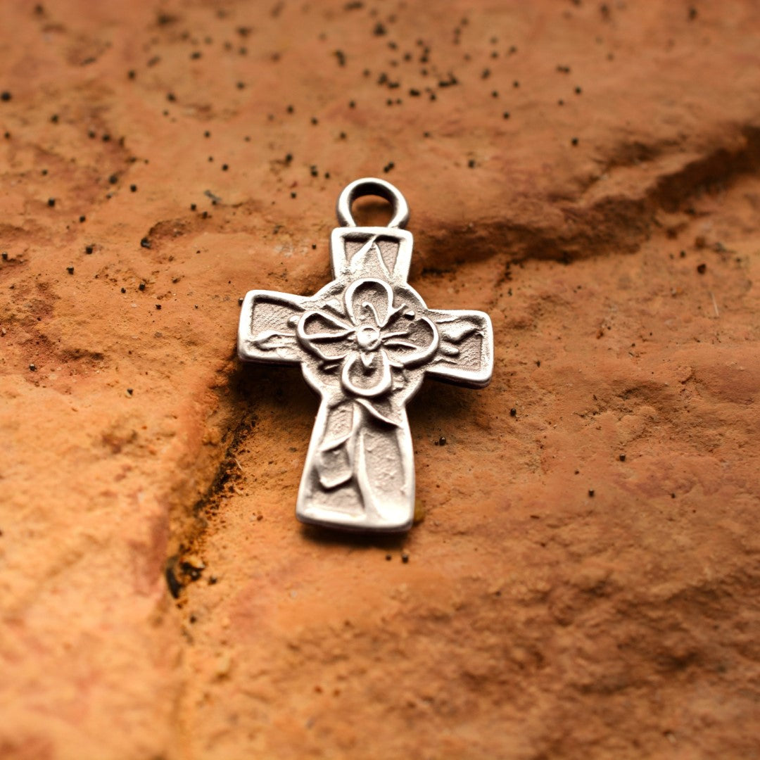 Сребърен медальон 925 „Кръст с цвете“ | Талисман и амулет на вярата и надеждата | Ръчно изработено бижу от Арт Дива | Бохо – Рустик – Скулптурно бижу