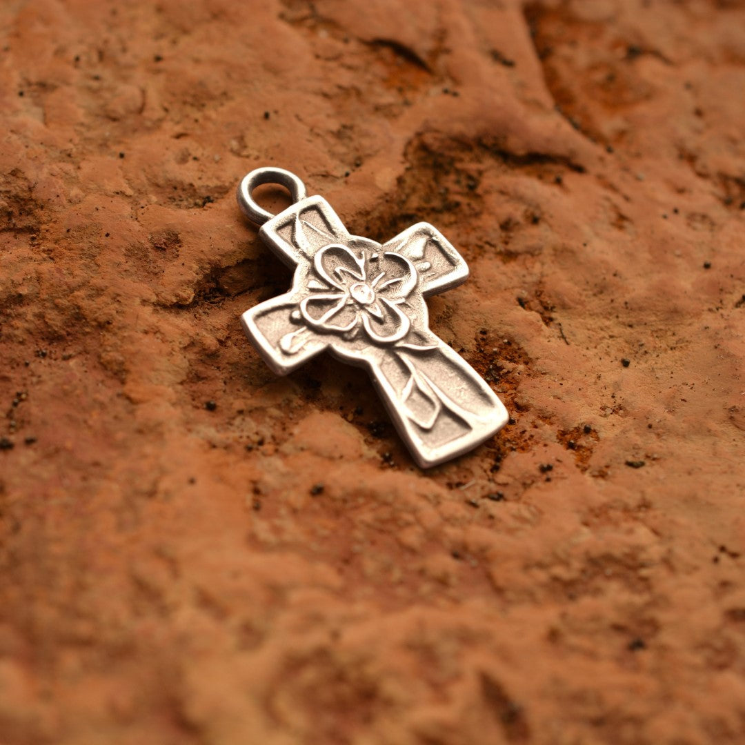 Сребърен медальон 925 „Кръст с цвете“ | Талисман и амулет на вярата и надеждата | Ръчно изработено бижу от Арт Дива | Бохо – Рустик – Скулптурно бижу