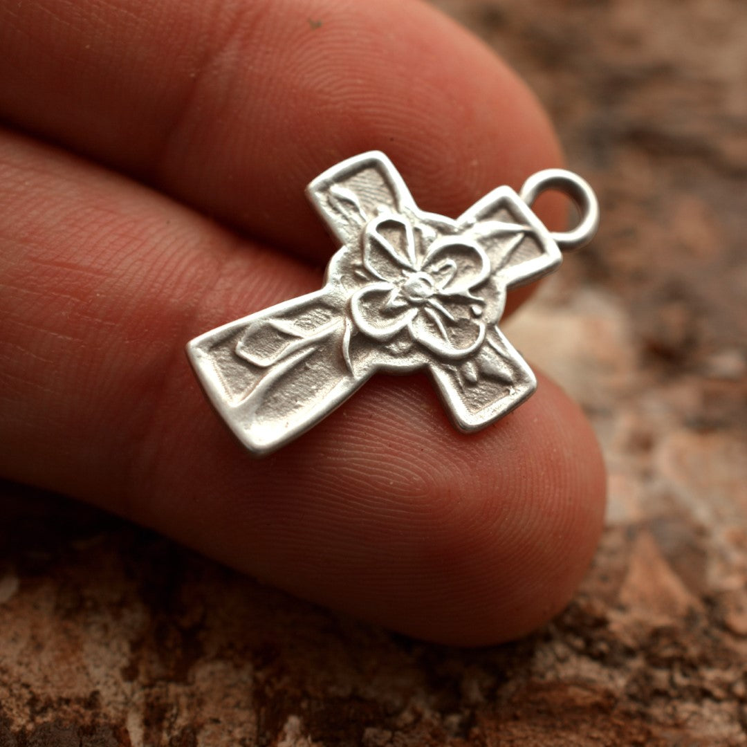 Сребърен медальон 925 „Кръст с цвете“ | Талисман и амулет на вярата и надеждата | Ръчно изработено бижу от Арт Дива | Бохо – Рустик – Скулптурно бижу