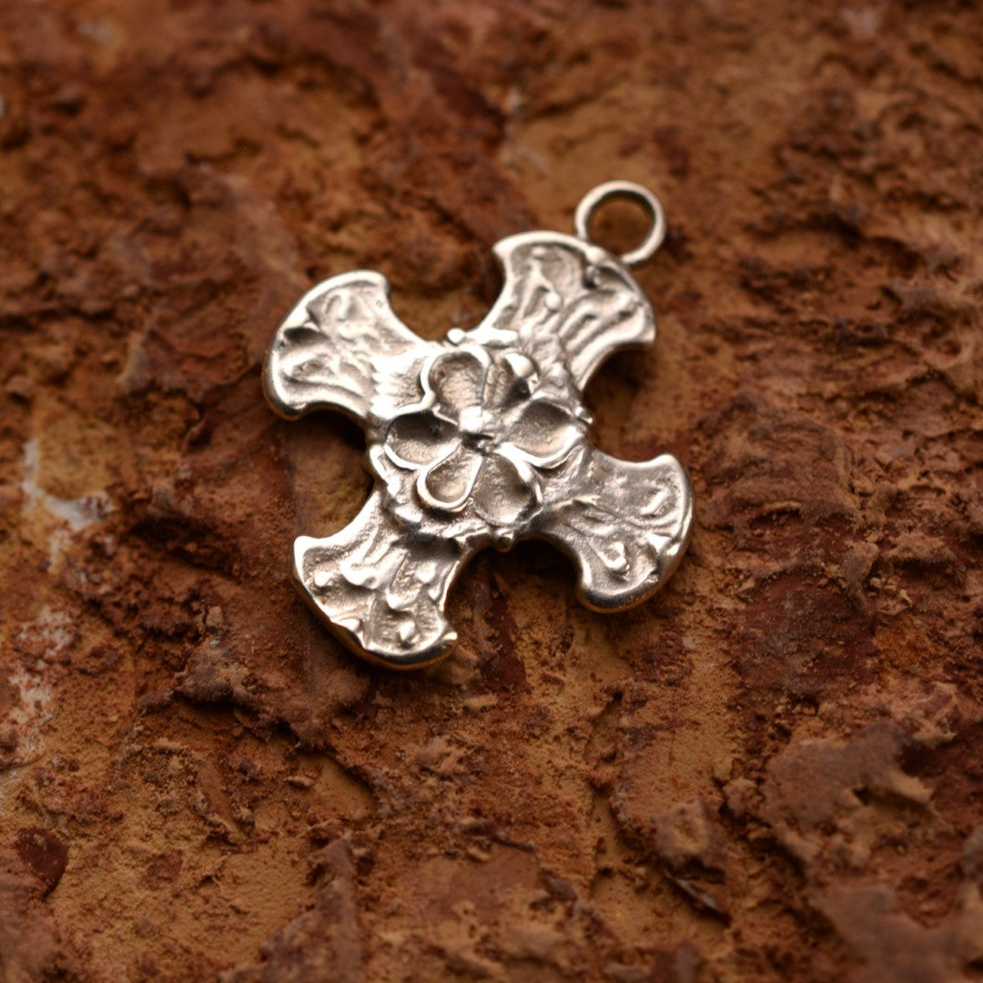 Сребърен медальон 925 „Кръст с цвете“ | Дамски талисман за вяра и закрила | Art Diva – ръчна изработка, бохо рустик скулптурно бижу