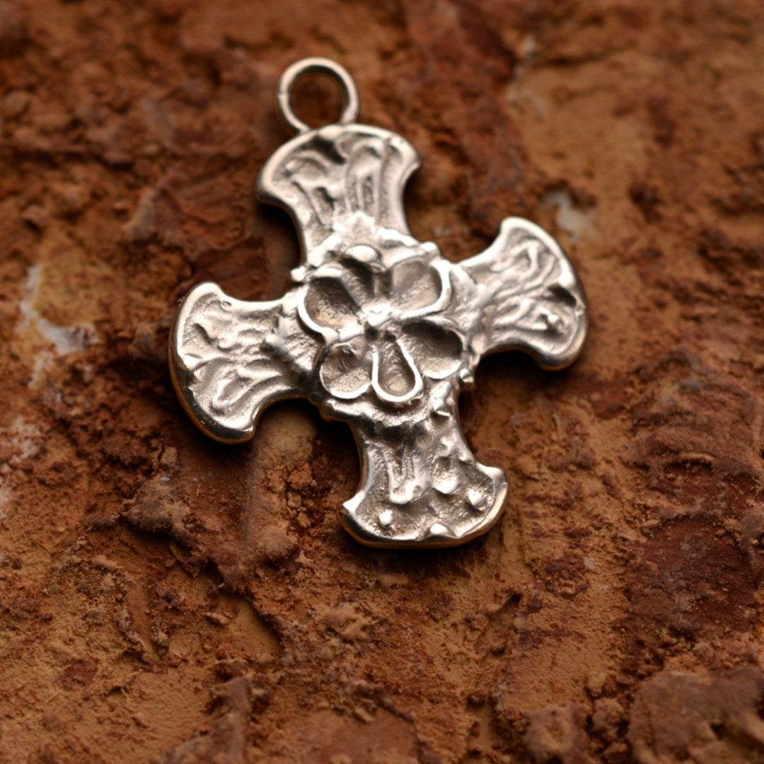 Сребърен медальон 925 „Кръст с цвете“ | Дамски талисман за вяра и закрила | Art Diva – ръчна изработка, бохо рустик скулптурно бижу