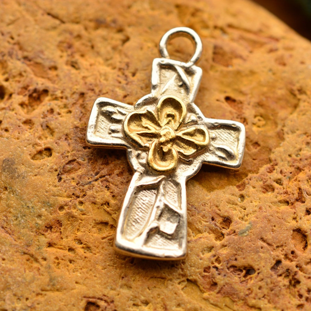 Сребърен медальон 925 „Кръст с цвета“ със златни акценти | Талисман на вярата и духовната сила | Амулет на вътрешния мир и закрилата | Бохо – Рустик – Скулптурни бижута | Арт Дива
