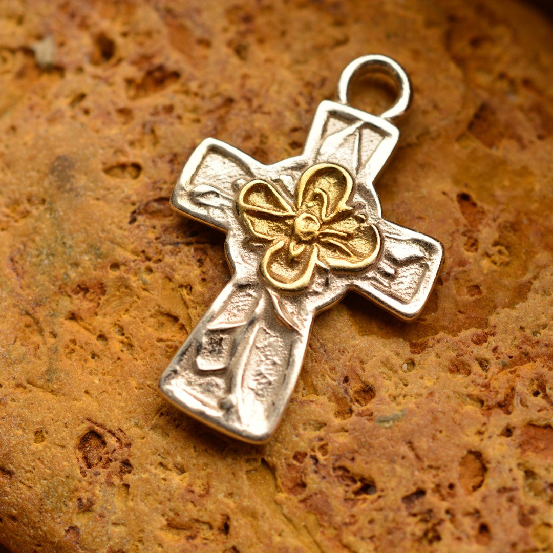 Сребърен медальон 925 „Кръст с цвета“ със златни акценти | Талисман на вярата и духовната сила | Амулет на вътрешния мир и закрилата | Бохо – Рустик – Скулптурни бижута | Арт Дива