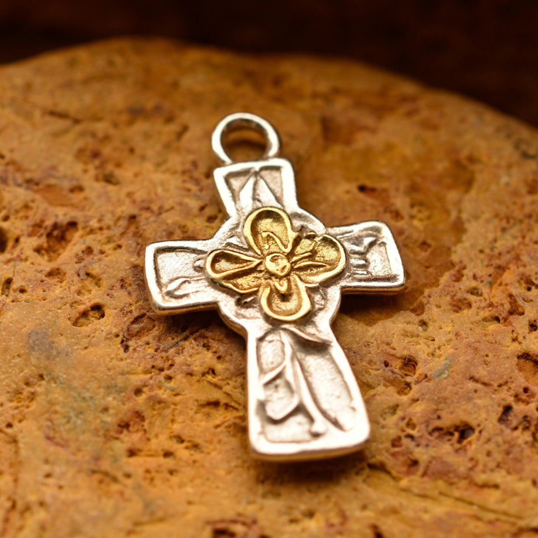 Сребърен медальон 925 „Кръст с цвета“ със златни акценти | Талисман на вярата и духовната сила | Амулет на вътрешния мир и закрилата | Бохо – Рустик – Скулптурни бижута | Арт Дива