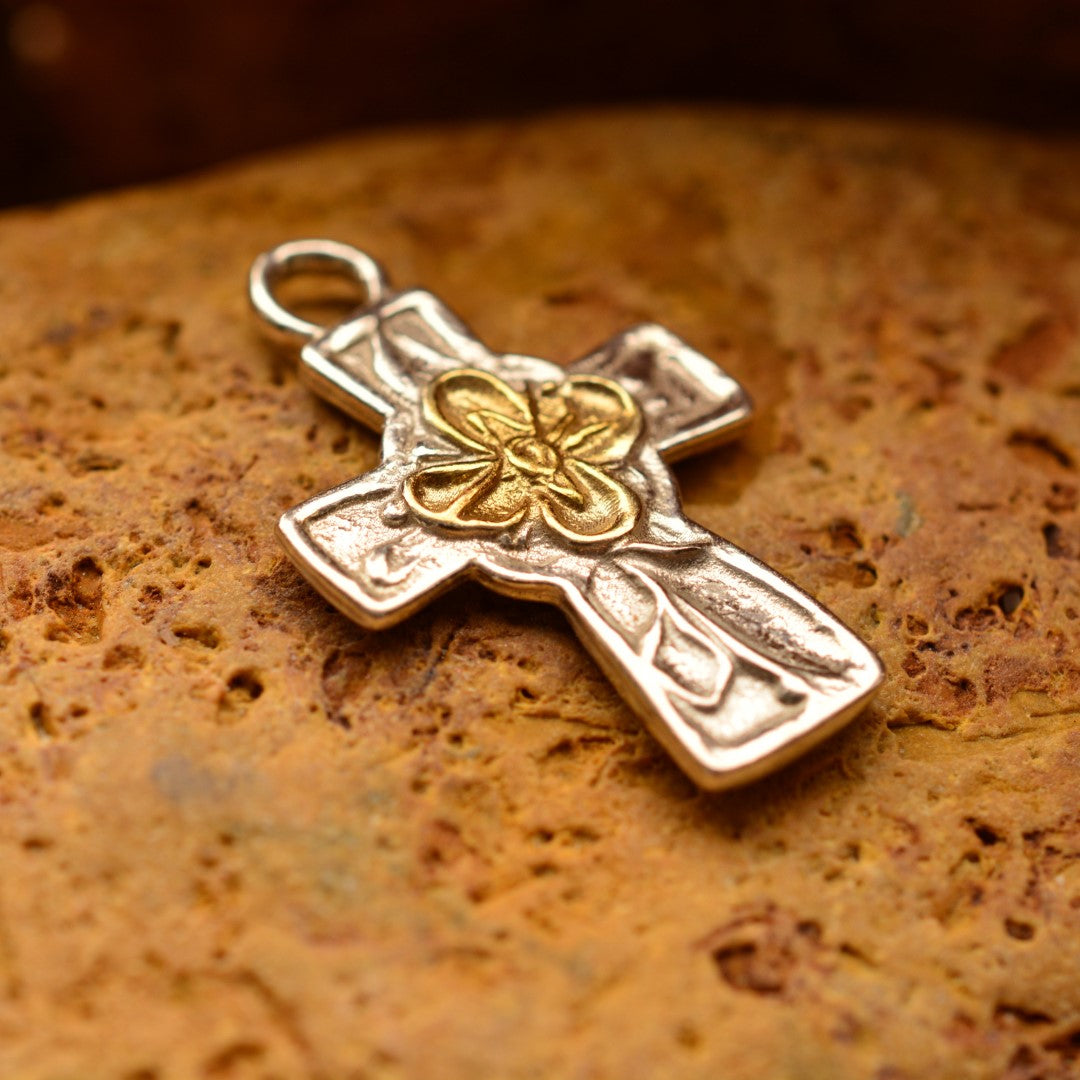 Сребърен медальон 925 „Кръст с цвета“ със златни акценти | Талисман на вярата и духовната сила | Амулет на вътрешния мир и закрилата | Бохо – Рустик – Скулптурни бижута | Арт Дива