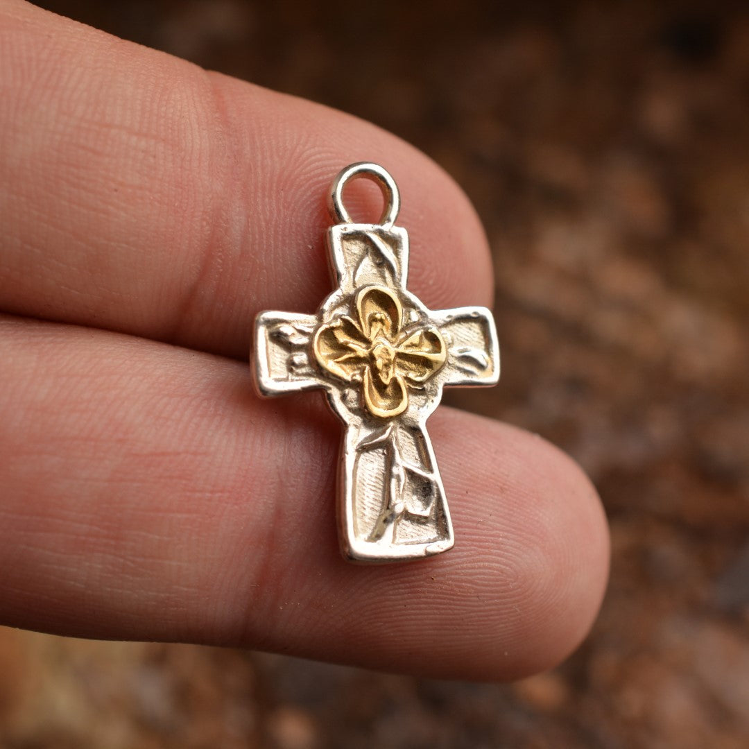 Сребърен медальон 925 „Кръст с цвета“ със златни акценти | Талисман на вярата и духовната сила | Амулет на вътрешния мир и закрилата | Бохо – Рустик – Скулптурни бижута | Арт Дива