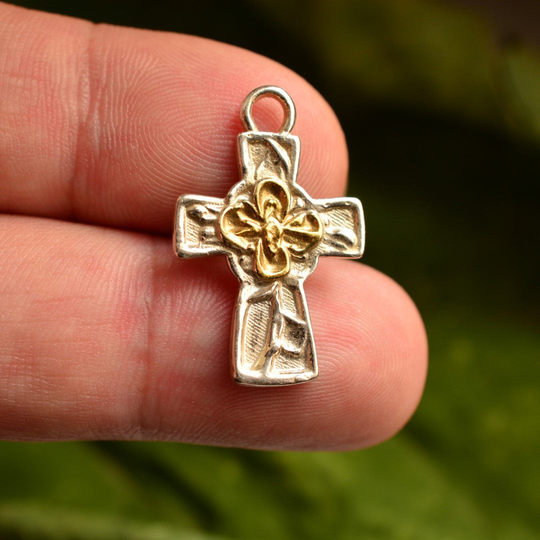 Сребърен медальон 925 „Кръст с цвета“ със златни акценти | Талисман на вярата и духовната сила | Амулет на вътрешния мир и закрилата | Бохо – Рустик – Скулптурни бижута | Арт Дива