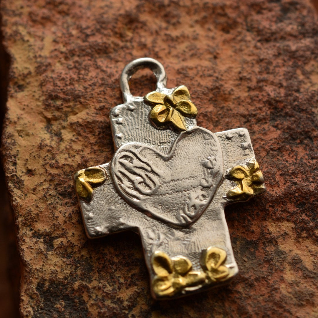 Сребърен медальон 925 „Кръст с цветя и сърце“ със златни акценти | Амулет на любовта и вярата | Ръчно изработено бохо рустик скулптурно бижу | ArtDiva