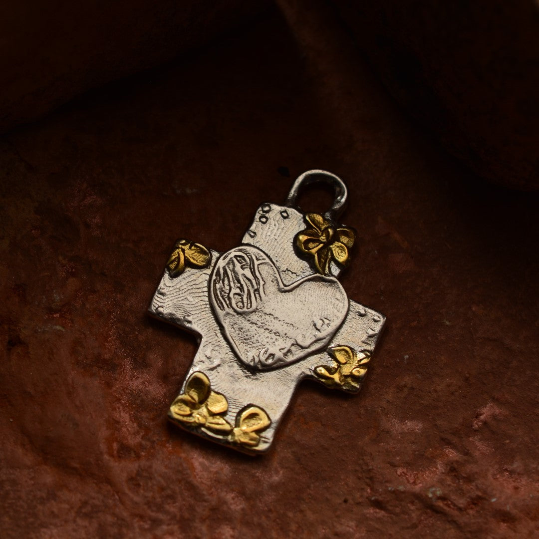 Сребърен медальон 925 „Кръст с цветя и сърце“ със златни акценти | Амулет на любовта и вярата | Ръчно изработено бохо рустик скулптурно бижу | ArtDiva