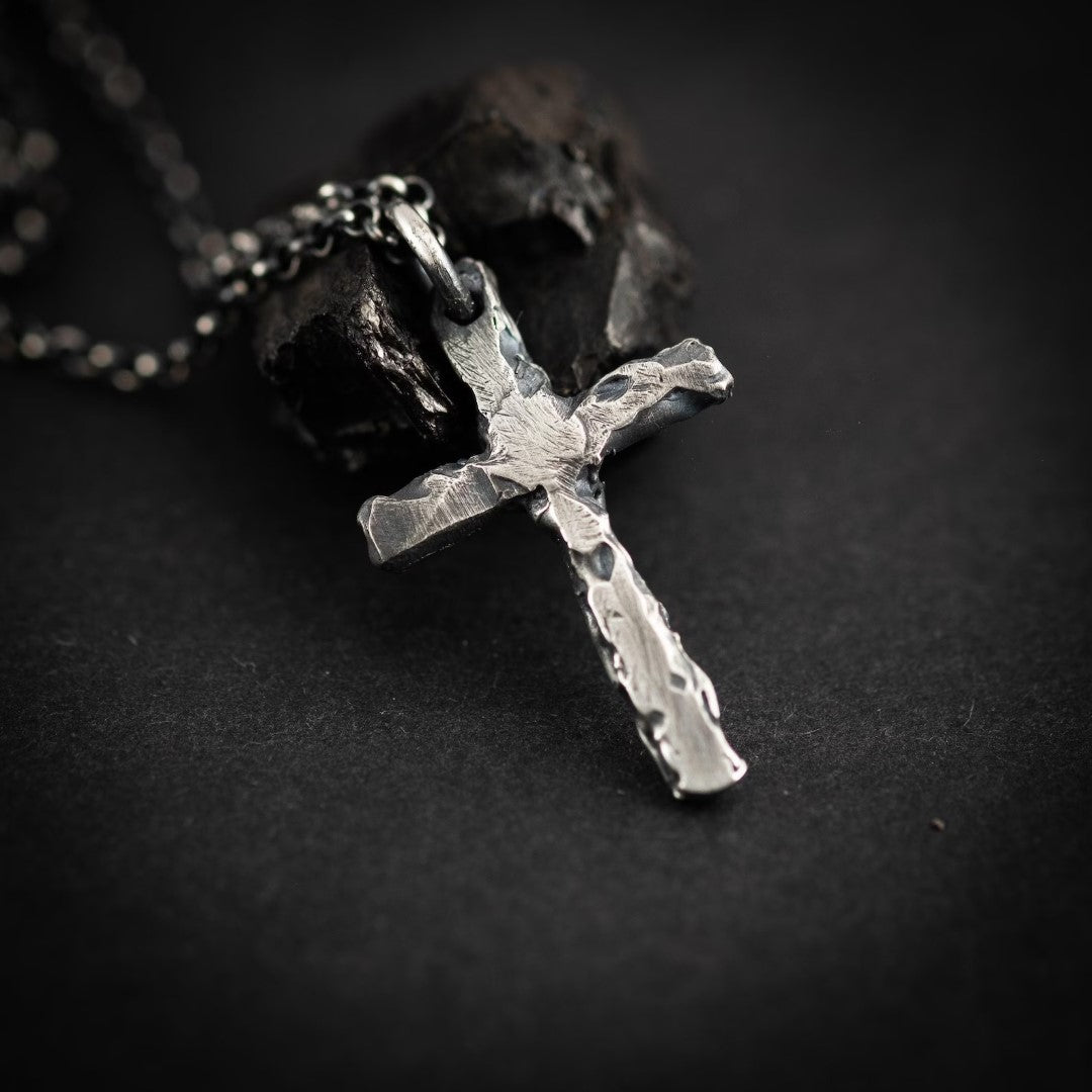 Сребърен медальон 925 – стилен мъжки кръст, символ на сила и характер, подарък за гадже или съпруг, ръчна изработка | Арт Дива