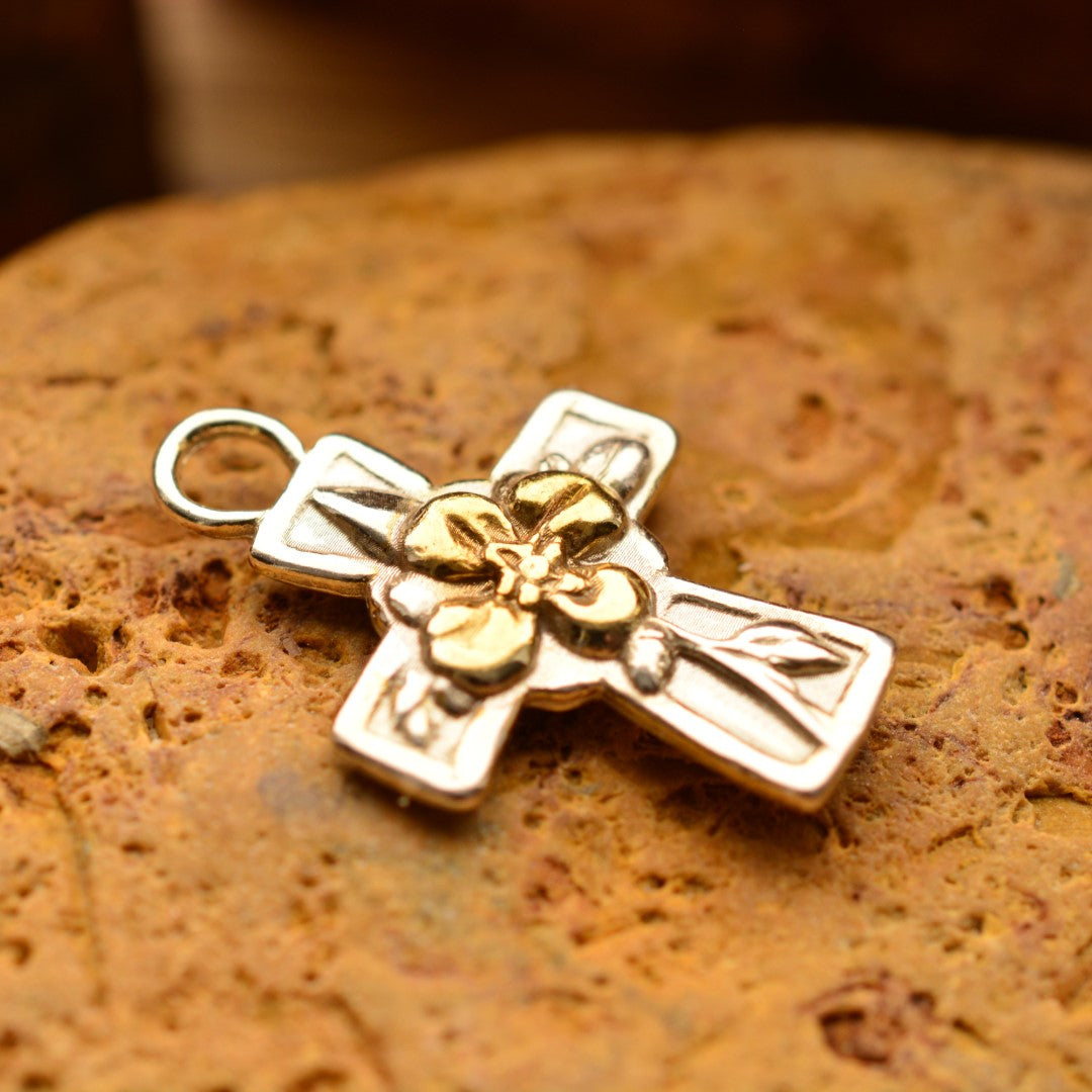 Ръчно изработен сребърен медальон 925 „Кръст с цвете“ със златни акценти | Талисман на вярата, надеждата и новото начало | Амулет на духовната сила и хармонията | Бохо – Рустик – Скулптурни бижута | Арт Дива