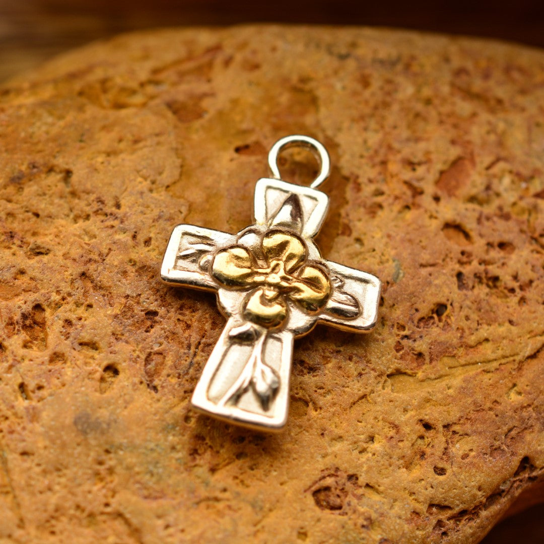 Ръчно изработен сребърен медальон 925 „Кръст с цвета“ със златни акценти | Талисман на вярата, надеждата и новото начало | Амулет на духовната сила и хармонията | Бохо – Рустик – Скулптурни бижута | Арт Дива