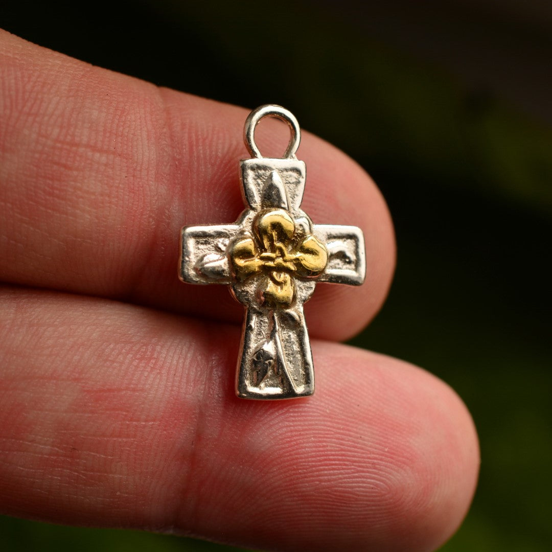 Ръчно изработен сребърен медальон 925 „Кръст с цвете“ със златни акценти | Талисман на вярата, надеждата и новото начало | Амулет на духовната сила и хармонията | Бохо – Рустик – Скулптурни бижута | Арт Дива