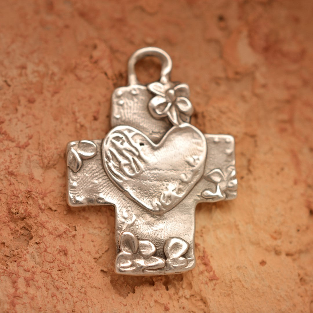 Сребърен медальон 925 „Кръст със сърце и цветя“ – символ на вяра, любов и надежда, бохо рустик скулптурно бижу, ръчна изработка | Арт Дива