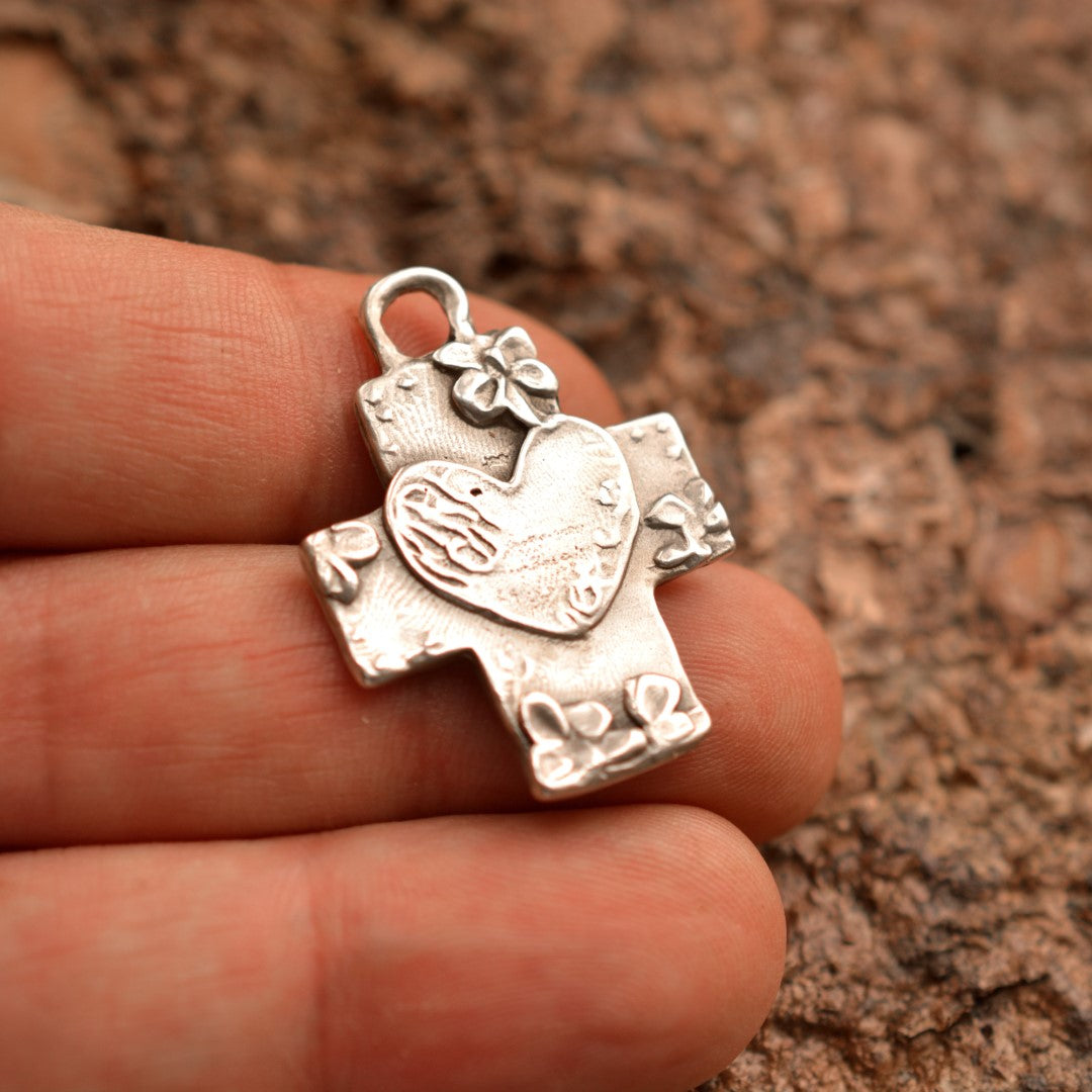 Сребърен медальон 925 „Кръст със сърце и цветя“ – символ на вяра, любов и надежда, бохо рустик скулптурно бижу, ръчна изработка | Арт Дива