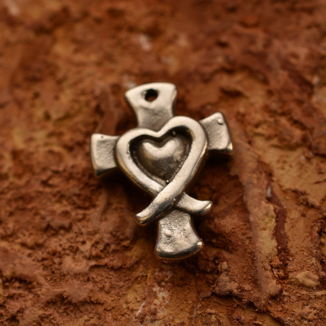 Сребърен медальон 925 „Кръст със сърце“ | Талисман на вяра и любов | Ръчна изработка бохо рустик скулптурно бижу | Art Diva