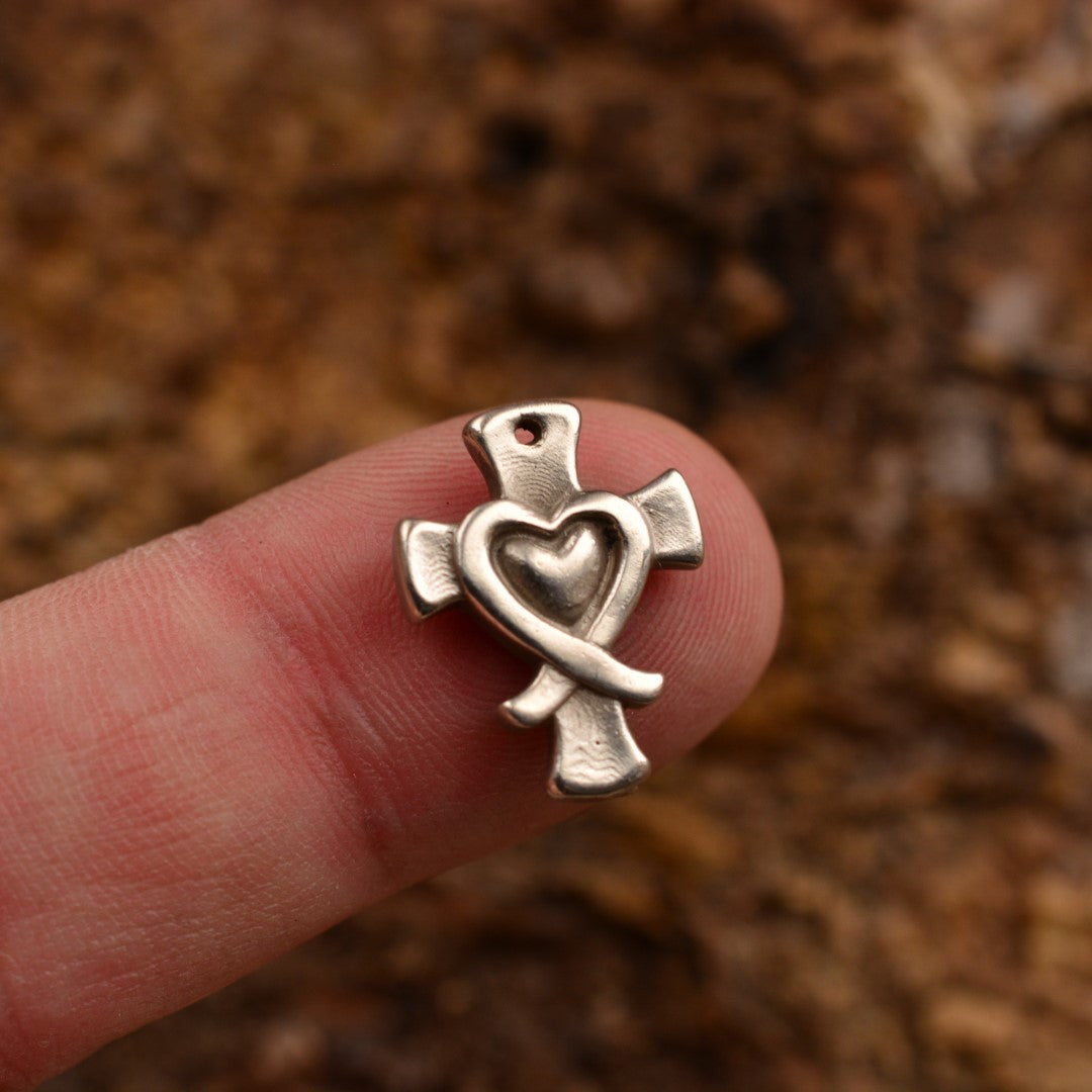 Сребърен медальон 925 „Кръст със сърце“ | Талисман на вяра и любов | Ръчна изработка бохо рустик скулптурно бижу | Art Diva