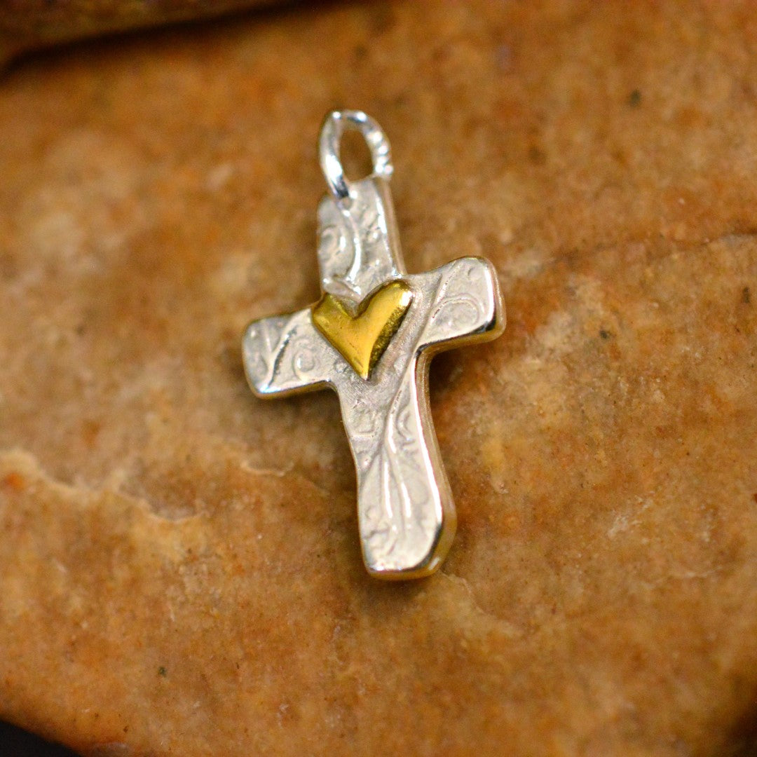 Сребърен медальон 925 кръст със сърце и златни акценти – амулет за любов и вяра, ръчна изработка в бохо и рустик стил | Арт Дива