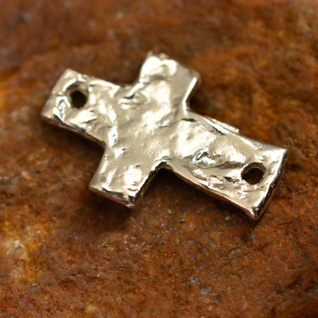 Сребърен медальон 925 кръст със сърце и златни акценти – талисман за вяра и любов, ръчна изработка в бохо и рустик стил | Арт Дива